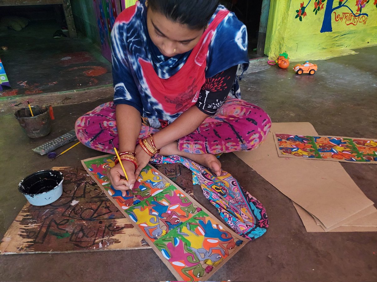 #AmritMahotsav Celebrations  and  #UKINDIADOSTI Online Festival Training for #Patua painting indigenous #womenartists of #WestBengal by @mithilasmita team
funded by @SimhadriTMT, supported by @TexMinIndia @CraftsMuseum @UKinIndia #HarGharTiranga