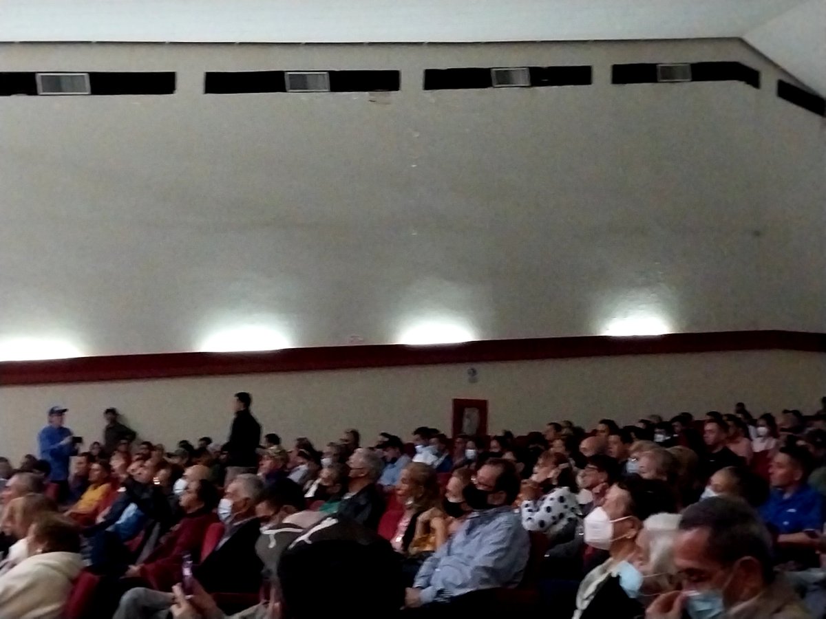 guacharonoticia's tweet photo. #AlMomento acto de lanzamiento de la candidatura de @CesarPerezVivas  a las #Primarias de la oposición #venezolana para reconstruir el país que unos pocos destruyeron pero unidos lo vamos a salvar #concertacionCiudadana @VersionFinal @vozdelalivertad @primarias2023 https://t.co/iRGCsgqTLi