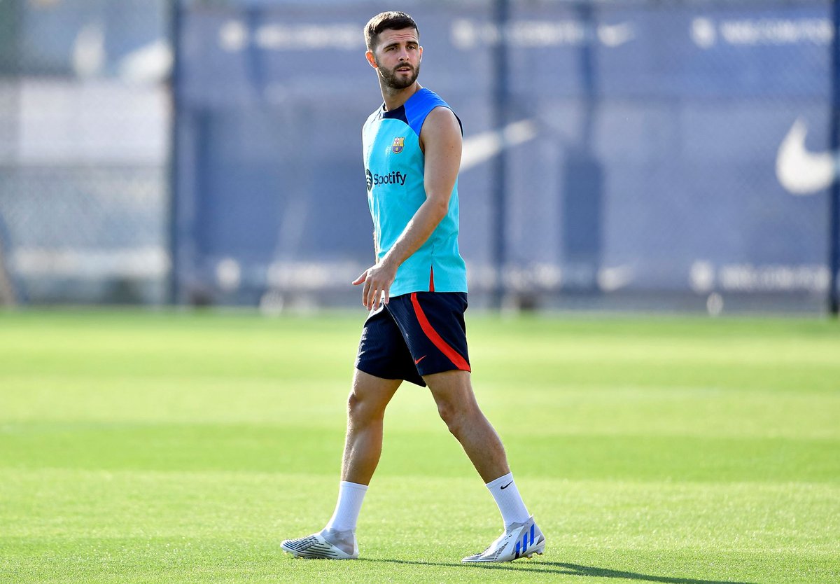 Xavi announces: “Miralem Pjanić will stay here. He has convinced me and he's going to stay with us”. 🔵🔴🇧🇦 #FCB

“I told Nico that I wanted him to stay, and that I liked him a lot. He insisted in his desire to leave - I wish him the best in Valencia”.