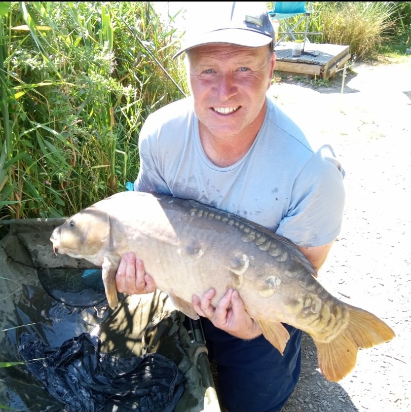 I don't go fishing as much as I'd like to, but today, like the proverbial London bus,  you wait 35 years for a 20lb+ fish then 5 all come along at once - this one was 25lb 4oz, apologies for the terrible photo, dad doesn't do smart phones 😆 PB SMASHED <a href="/LeeLthorpe10/">Lee Thorpe</a> <a href="/alwhufc1/">alan</a>