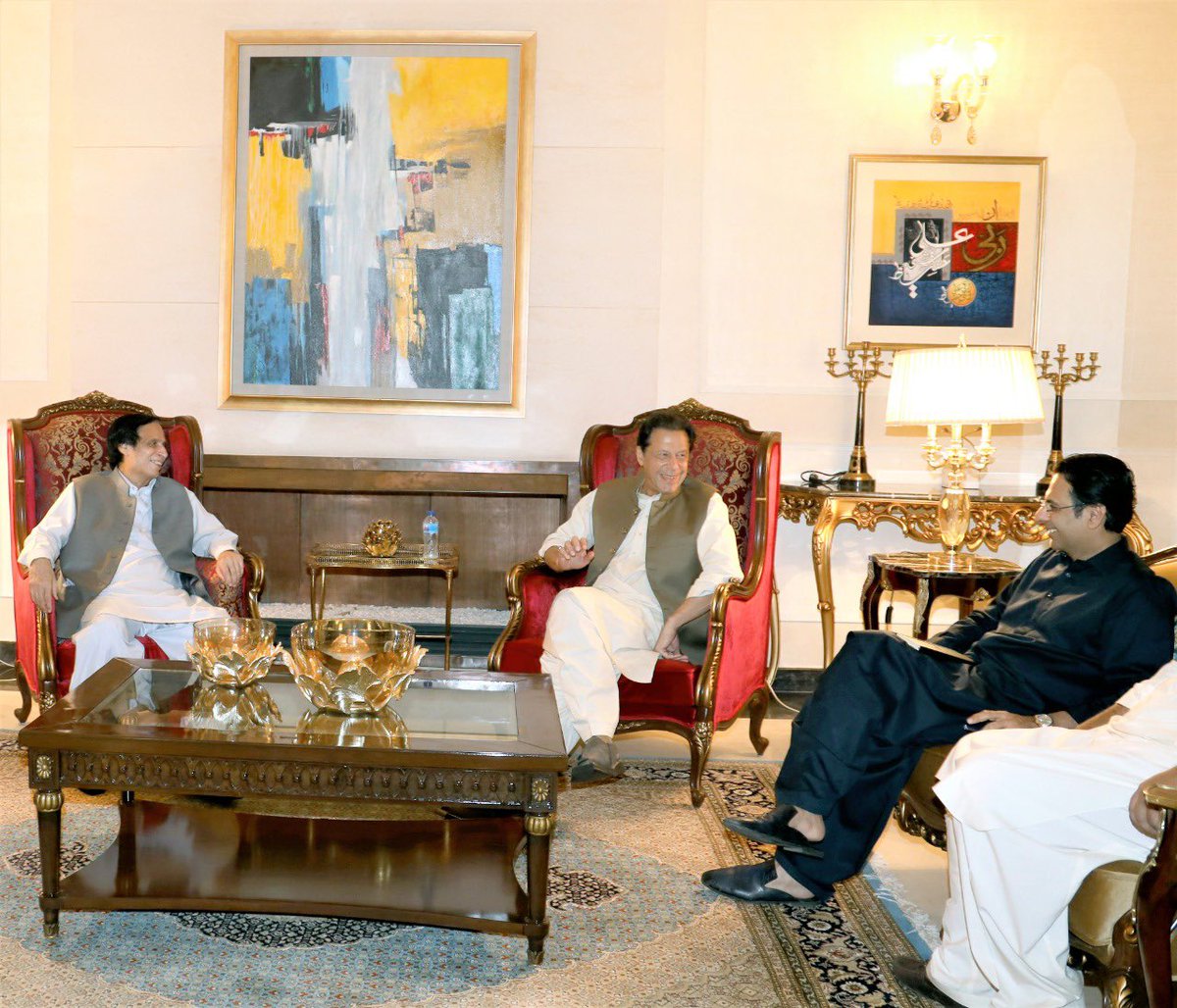 MoonisElahi6's tweet image. Had a fruitful meeting with PM @ImranKhanPTI