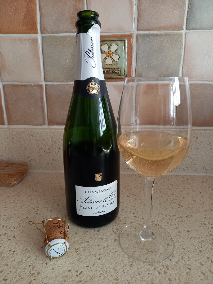 It hot outside so time for #FridayFizz and this beauty @champagnepalmer #BlancDeBlanc hits the spot @bibendumwine @MatthewClarkLtd