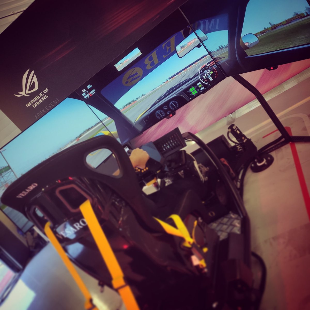 GamerMuscleVid's tweet photo. #Sponsored Trying out the new #rogoled Screens for the first time as part of the #ROGApex Event 👀
Finally a high end OLED screen with a display port for easy triple screen support @4k with @NVIDIAGeForce G-SYNC for simracers looking to go all in on high end displays 🏎️ https://t.co/C8VheVxtNo