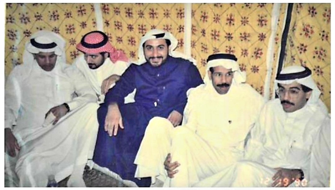 khalilfarran's tweet photo. ما أجمل الذكريات 
مجموعة من طلاب #مدرسة_ثانوية_الخبر خريحي عام 1977 م 
في لقاء أخوي أيام #عاصفة_الصحراء في شهر  ديسمبر عام 1990م في خيمة خالد المرباطي  #الثقبة 
ويظهر في  الصورة من اليمين : 
فهد العشبان ، عبد اللطيف الصالح ، قصي الدغفق ، محمد عبد الرحيم ، عبد الفتاح الصومالي . https://t.co/937DyFc1Xa
