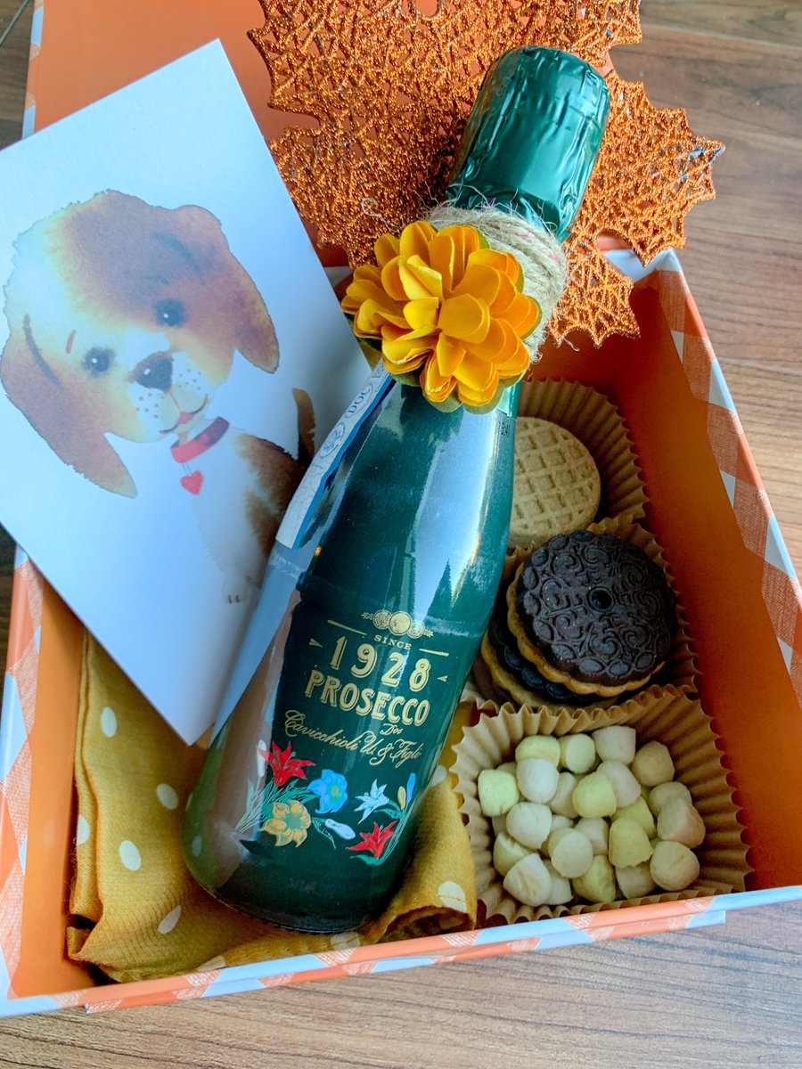 ExclusivelyPet's tweet photo. Don't go empty handed to the doggie party!
#dogsoftwitter #boxoftreats #FridayVibes #DIY https://t.co/hFJPT9vMqL