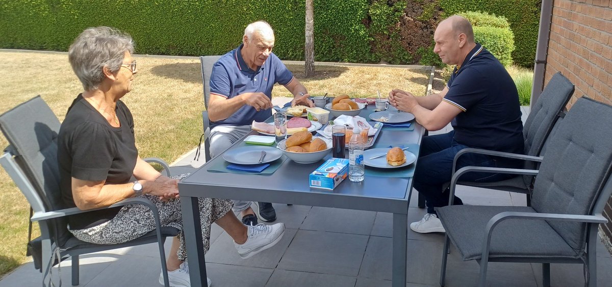 RscaCollector's tweet photo. Na 4 uur rijden kwamen uit Nederland Jan Ruiter samen met vrouw &amp; zoon mijn RSCA Museum bezoeken 
239 wedstrijden in 6 seizoenen (71-77) 
2 X kampioen 
4 X Beker van België 
Europacup II &amp; Europese Supercup
Hartelijk bedankt voor jullie bezoek
#rsca #coym #legends #rscanderlecht https://t.co/a298eUZd1x