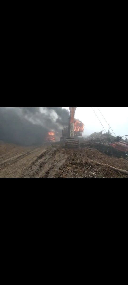 lexwarrior's tweet photo. Segundo atentado en las cercanías de angol deja 1 grúa forestal y camioneta siniestrada dentro de fundo de cmpc #SoledadOnetto #MeganoticiasPrime https://t.co/w4kWAWmitw