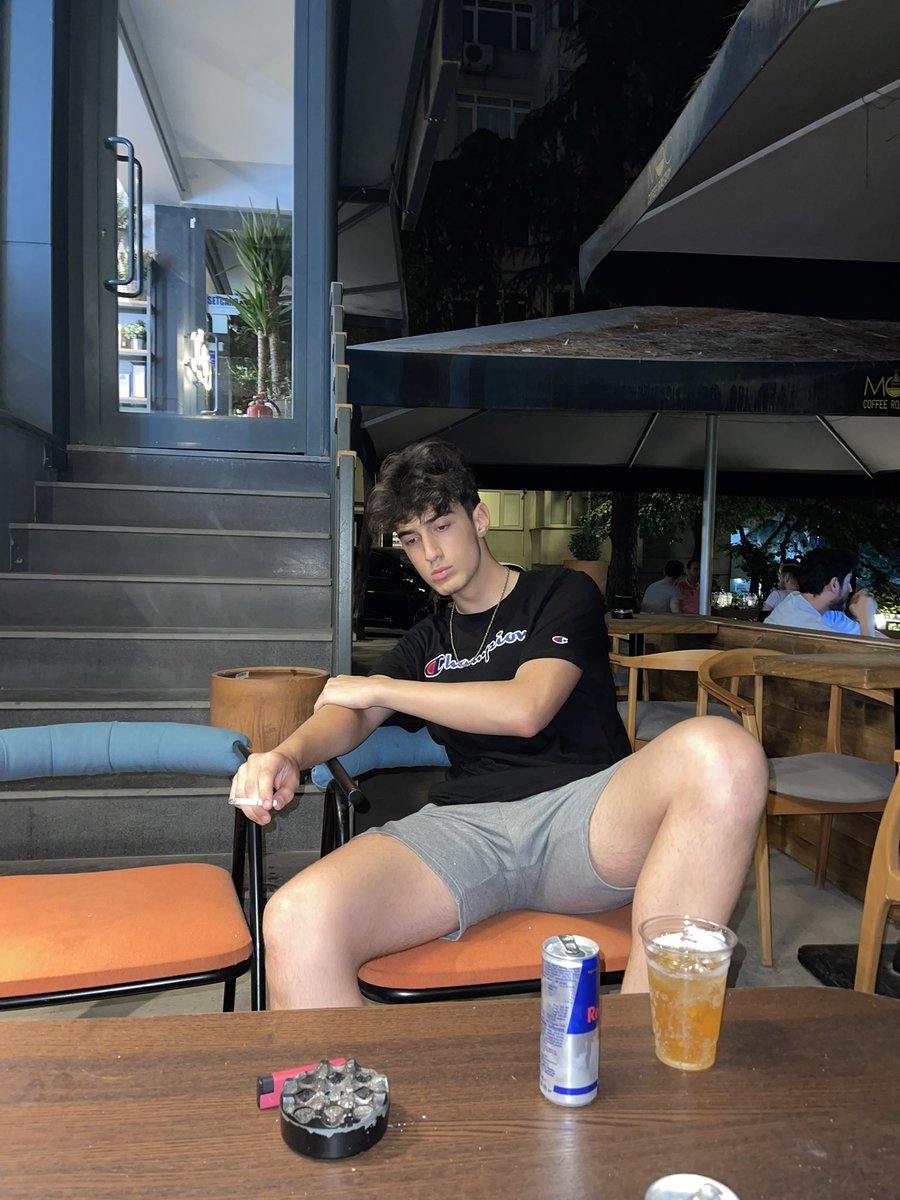 Depresyona giren Cem Göl’ün evinden  atılan çöp poşedinde 17 adet boş sigara kutusu bulundu. (İHA)