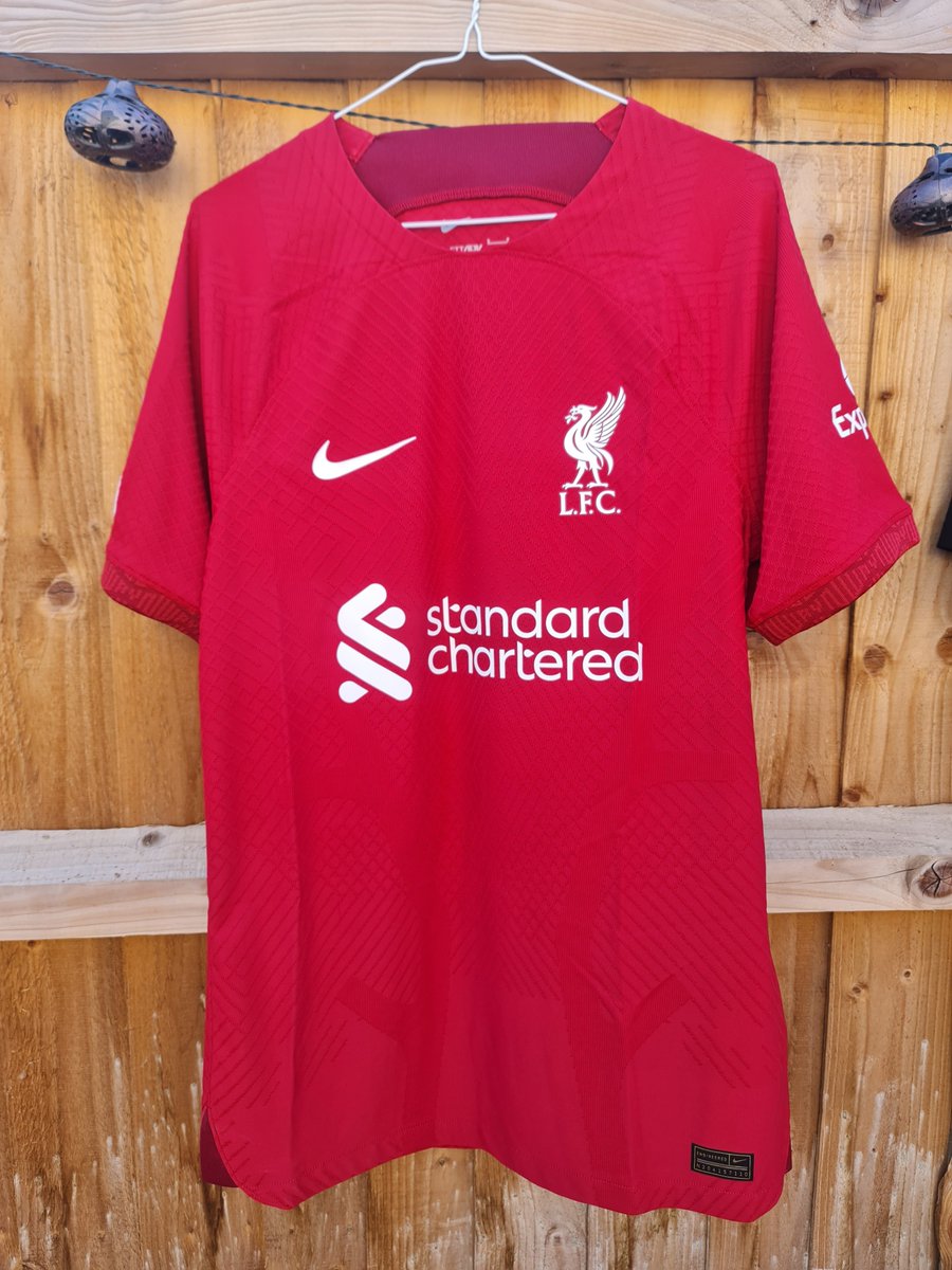 Vapor-knit Liverpool 22/23 home ✅️ Despite its simplicity and lack of any real design, this shirt still looks so classy to me. Plus the champions league patches make a great addition. A solid birthday gift if you ask me!