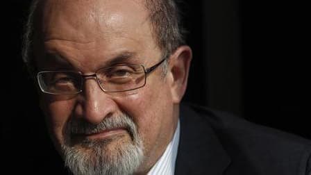 HeybadMedia's tweet photo. Dabagal war (News-Update)-
Salman Rushdie ayaa qoorta tooreey Laga geliyey, Ka dib markii lagu weeraray meel masrax ah oo ku taal New York.
Rushdie ayaa lagu soo waramayaa in dhaawiciisa lagu qaaday diyaarad nooca qumaatiga u kaca ah, oo loola cararay isbitaalka.
#HeybaMedia https://t.co/FYBA5XmQFD