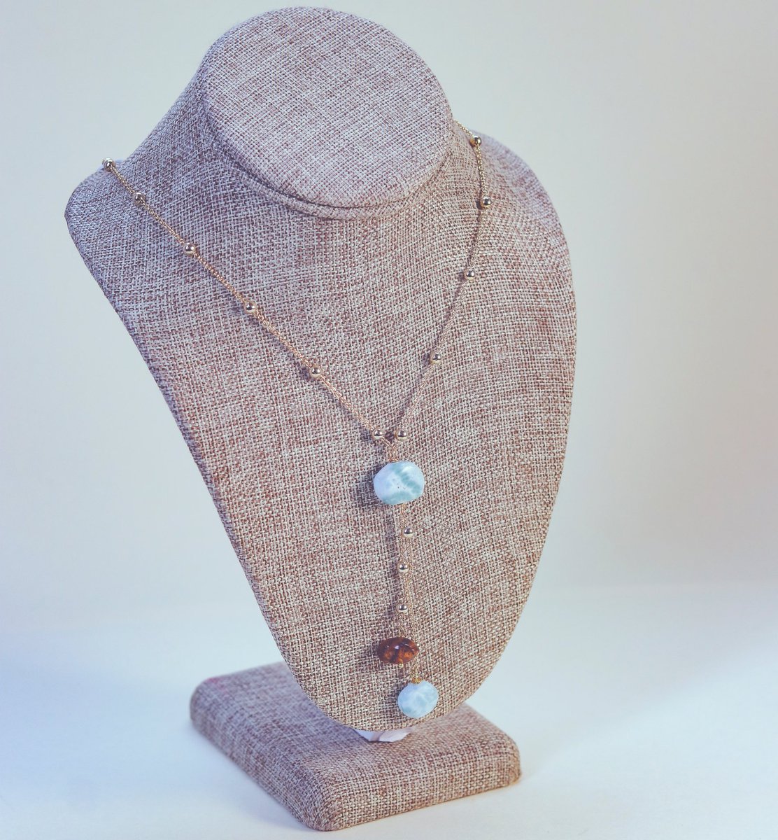 Ámbar con larimar, combinación de nuestras piedras en un solo accesorio. #ManosDominicanas #HechoEnRD #Supérate