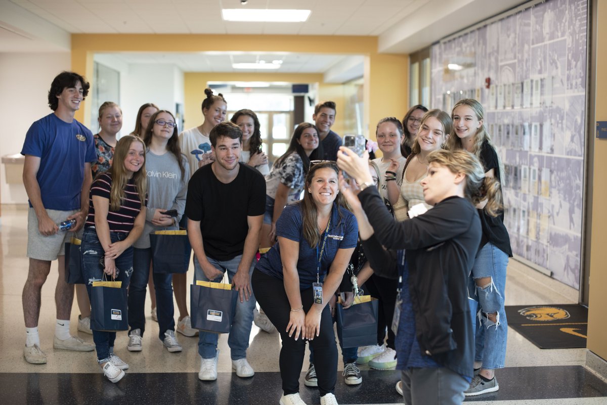 rvcgoldeneagles's tweet photo. Another week of successful events welcoming our new students! These #RVCGoldenEagles are ready to take flight this semester. 🦅 #NewStudentWelcome #Fall2022 #CommunityCollege #StudentSuccess #Welcome https://t.co/H5xYXD1qpz