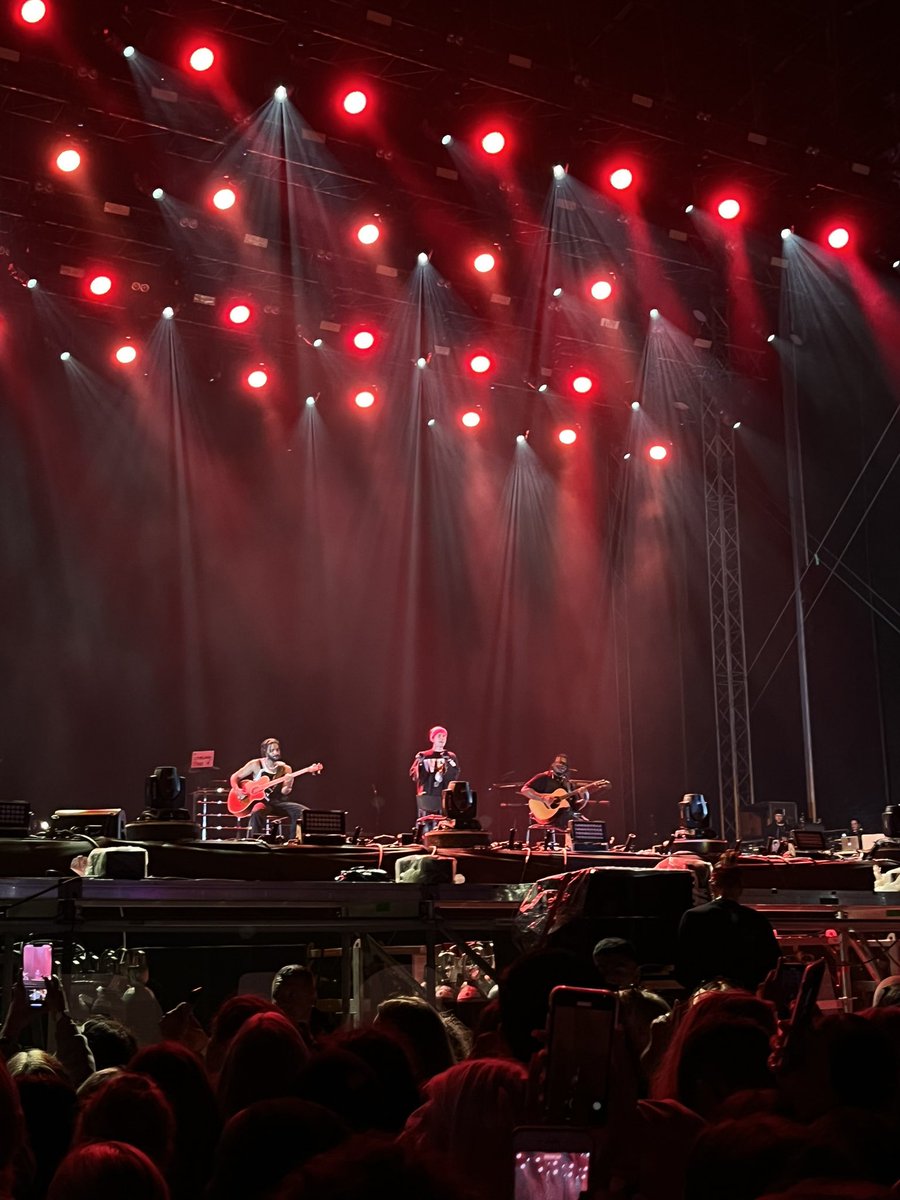 shoppingwithjb's tweet photo. @finelinejustinx oh no that sucks :/ I was not third row but still pretty close and people were not respectful at all https://t.co/uQbJSP5c47