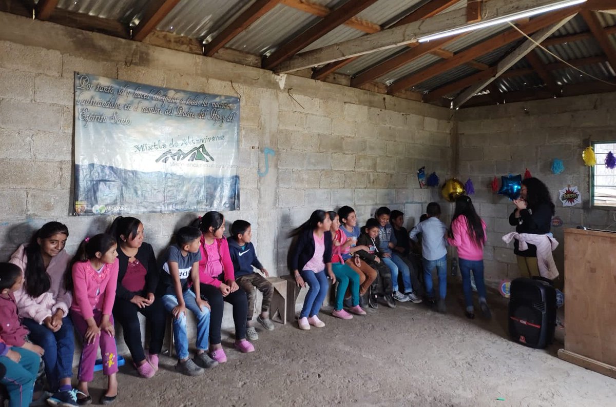 MtzReuma's tweet photo. Muchas felicidades al equipo de @SmirnaCoatepec llevando la #ebdv a varias comunidades de la zona montañosa de #Zongolica.. @vicentec @RomualdoMC @AbigailRebolled @Isai_117 https://t.co/1JMjYa2xa3