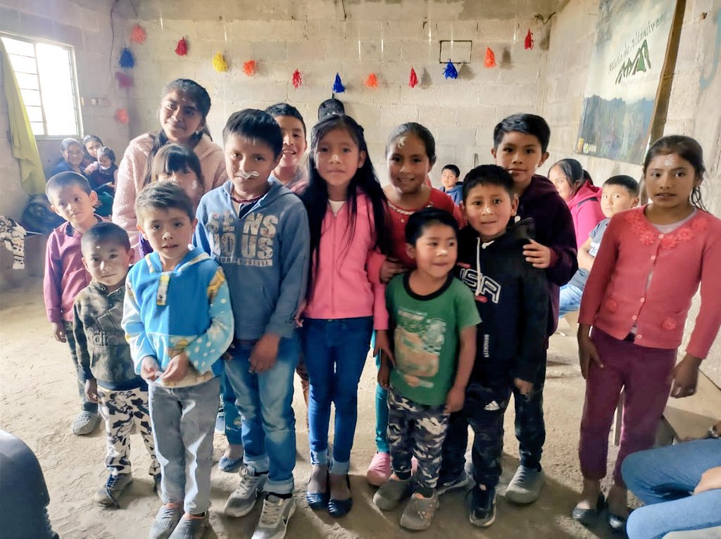 MtzReuma's tweet photo. Muchas felicidades al equipo de @SmirnaCoatepec llevando la #ebdv a varias comunidades de la zona montañosa de #Zongolica.. @vicentec @RomualdoMC @AbigailRebolled @Isai_117 https://t.co/1JMjYa2xa3