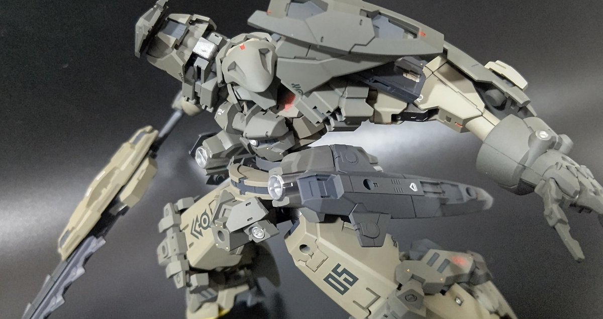 SYOZI9's tweet photo. シエルノヴァ・ゴレム

シエルノヴァを荒野戦用にカスタムした機体。
追加装甲と大型ブレードにより、陸上での近接戦闘能力が強化されている。また、肩部にビーム砲を装備したことにより、対空迎撃も可能となり、対地・対空ともに隙のない機体となった。

#30MM荒野戦
#30MMバイロン軍 https://t.co/qYkZ0ejqgG