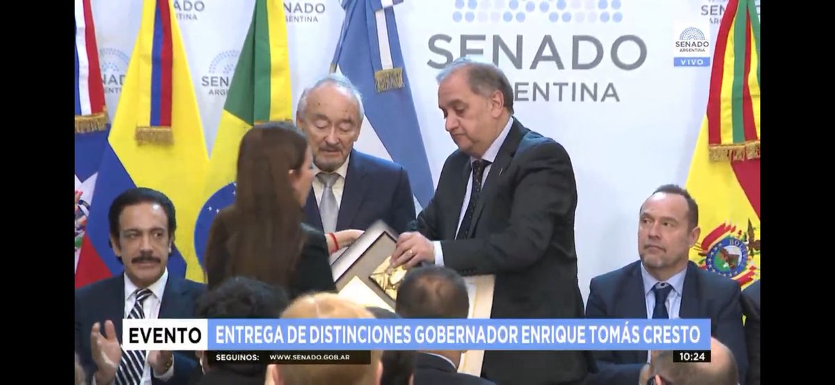 Felicito a mi amigo y maestro: Embajador 
<a href="/VictorMBarcelo/">Victor M. Barceló</a>
 quien hoy recibió la Condecoración “Gobernador Enrique Tomás Cresto” como “Líder para el Desarrollo Integral para Latinoamérica” que le confiere el 
<a href="/SenadoArgentina/">Senado Argentina</a>
 como distinción por su labor diplomática 
<a href="/EmbaMexUru/">EmbaMex Uruguay</a>