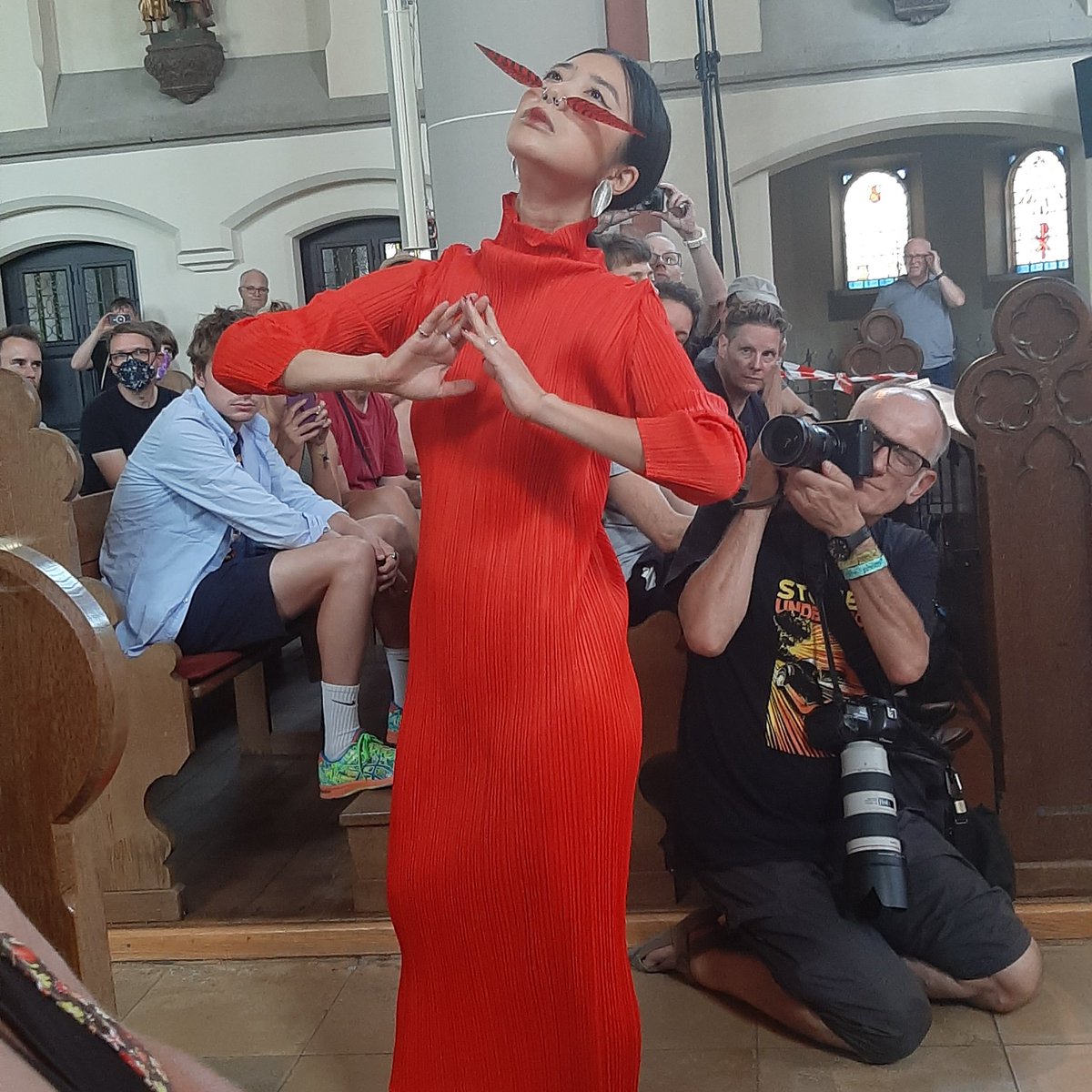 4duckie2see's tweet photo. Cantus Domus met stuk David Lang. De op vele manieren prachtige Hatis Noit en Meskerem Mees waren hoofdrolspelers van magisch begin van de dag in de kerk. Wow! #hpf22 #haldernhitte https://t.co/xBgmg6xbpa