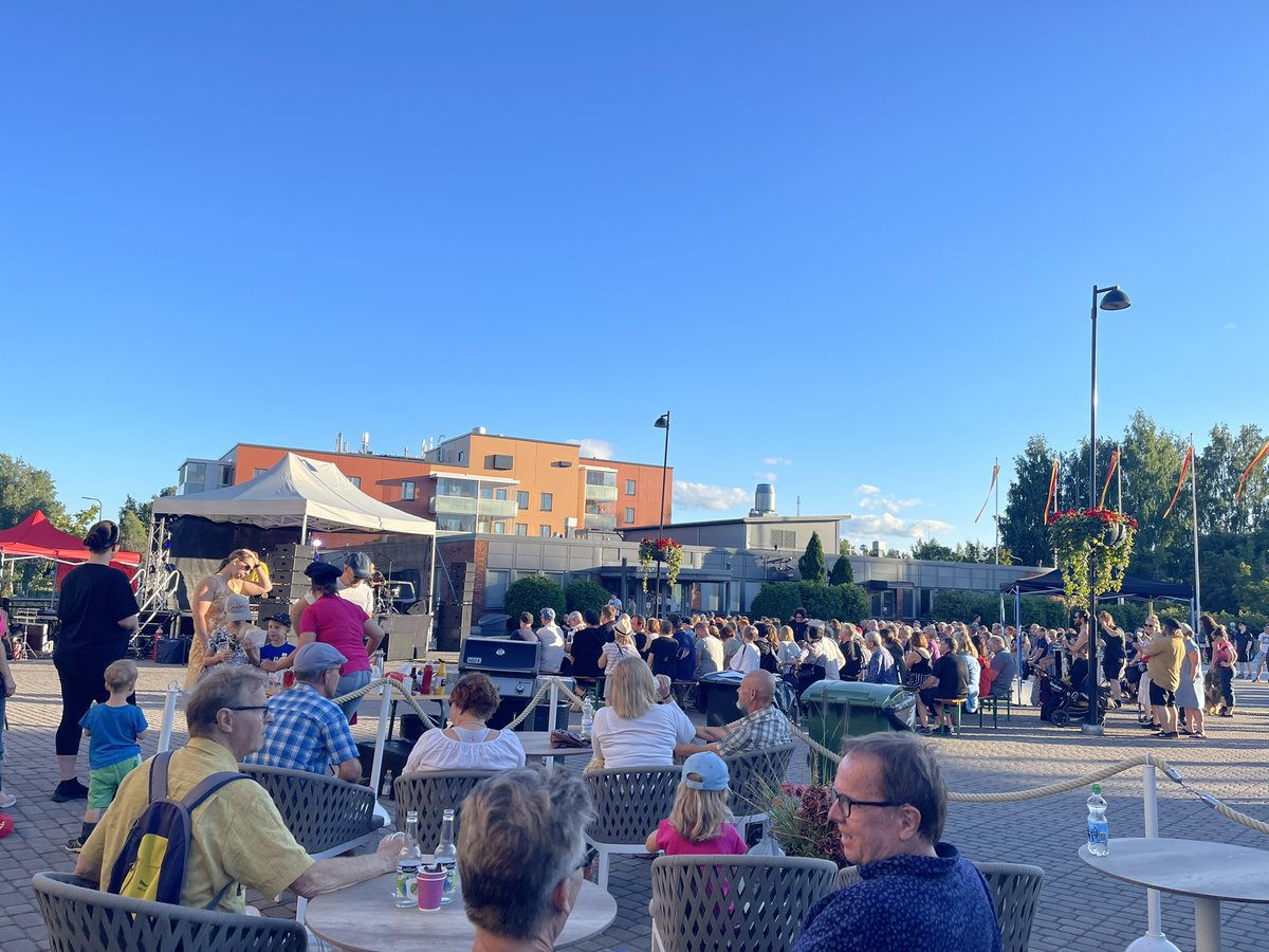 Ylöjärven kaupunki-jazzit kaupungintalon torilla. Tulkaahan kuulemaan ja moikkaamaan! #ylöjärvi <a href="/YLOkaupunki/">Ylöjärven kaupunki</a>