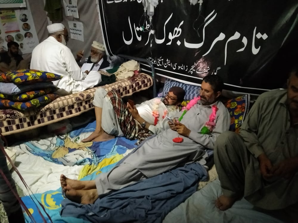 بی ایس او کے مرکزی سیکریٹری اطلاعات بالاچ قادر، سابق سیکریٹری جنرل منیرجالب بلوچ، شال زون کے رہنماء زرک بگٹی اور عادل بلوچ نے گورنمنٹ ٹیچر ایسوسی ایشن آئینی کے تادم مرگ بھوک ہڑتالی کیمپ کا دورہ کرکے اظہار یکجہتی کی۔