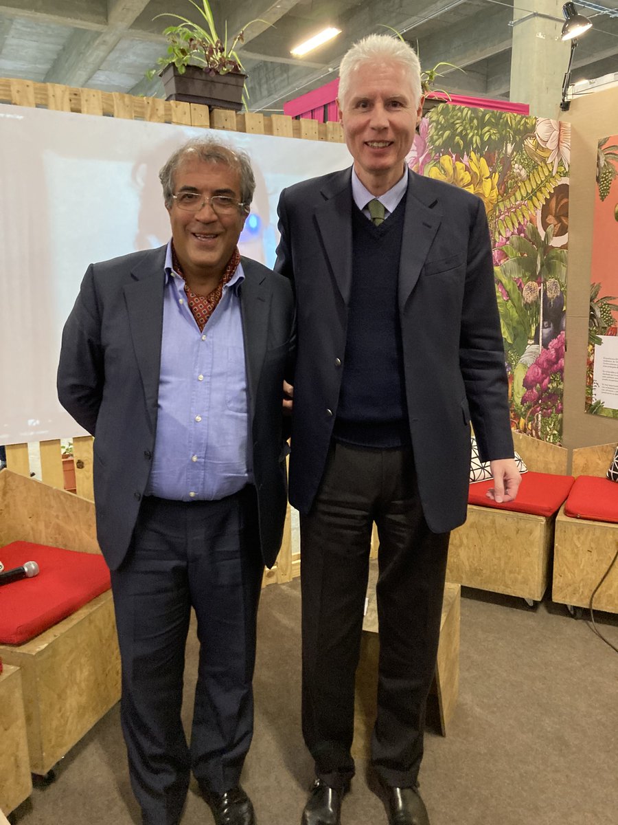 ItalyinBolivia's tweet photo. #FIL26 📚
Anoche se presentó el poemario “Los Viernes Santos” del ex-embajador, Silvio Mignano.
Después el autor acompañó al Embajador Francesco Tafuri y Mauro Costantino en la charla “Vida y obra de Dante Alighieri”
#ItalyinBolivia #FIL #Italia #LaPaz https://t.co/g2RVYiZaLu