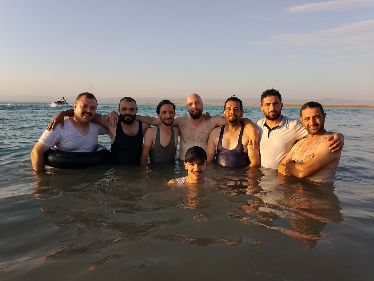 Il y a quelques jours, je suis allé avec mes amis en voyage touristique près du barrage de Mossoul, et le temps était magnifique malgré les températures élevées