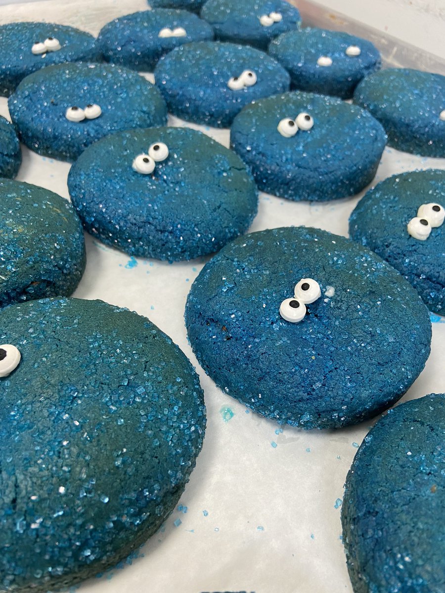 This weekend, we're making your summer a little bit sweeter with 10% off on ALL our cookies (individual and packs) available ONLY in store! 
Grab your treats while offers last
#cookies #stuffedcookies  #toronto #torontofood #torontolife #tastetoronto #6ix #pandoughrasbox #nutella