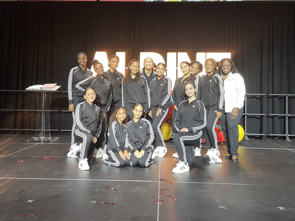 kmarie_hutto's tweet photo. My first convocation on the other side! I couldn’t and wouldn’t want to do it with anyone else!❤️ @drgoffney @AISDCarverdance @CarverHS_AISD @AldineISD #AISDConvocation2022 #GoodJob https://t.co/cgfBqJRB9X