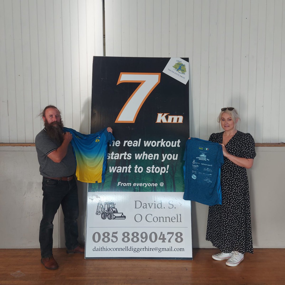 Thanks to our sponsors, David S. O'Connell and his wife Lorraine, for popping in to see his 7K Marker sign before it hits the route this evening for the race. This event wouldn't be possible without the support of all these amazing local businesses. 👏