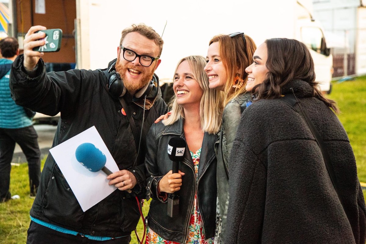 L A U R E N (@lauuolivia) on Twitter photo Fi nôl ar ôl bod yn yr Eisteddfod - 6 o’r gloch 📻
I’m back after being at the Eisteddfod last week - 6 o’clock 📻
<a href="/BBCRadioCymru/">Radio Cymru</a> Fi nôl ar ôl bod yn yr Eisteddfod - 6 o’r gloch 📻
I’m back after being at the Eisteddfod last week - 6 o’clock 📻
<a href="/BBCRadioCymru/">Radio Cymru</a>