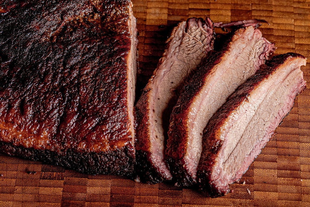 moneymusclebbq's tweet photo. Start your weekend RIGHT with classic Texas brisket.⁠
⁠
Don't think, just snag our slow-smoked showstopper with your choice of BBQ sauces using the link in our bio and thank us later 🙌🏾
⁠
📸: @esculentbymsp https://t.co/T0jxqssNaA