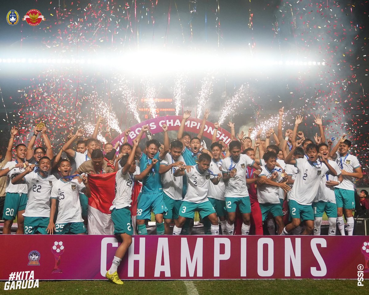 PSSI's tweet photo. Alhamdulillah. Puji Tuhan. Astungkara. ❤️🇮🇩

Kerja keras Garuda Asia dan dukungan manis dari sobat Garuda berhasil membawa Tim U16 Indonesia meraih gelar juara AFF U16 Boys Championship 2022.🏆

Siapa kita???? ❤️🇮🇩

#KitaGaruda #MeraihImpian #TimnasDay https://t.co/1vnLyvgM2r
