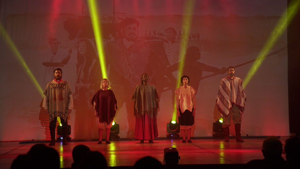 VieiraPDT's tweet photo. Hoje, 12/8 é o Dia Nacional das Artes, que celebra todas as atividades artísticas, desde 1931. A arte brasileira e gaúcha se tornaram uma expressão cultural decisiva como patrimônio do nosso povo. Foto do espetáculo teatral "Assim na Terra como no Mar".

#Vieira #VieiraGovernador https://t.co/NrWUwVx97y