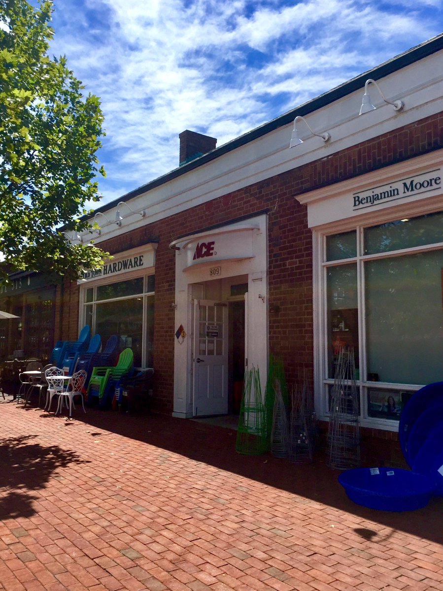 HobanGirl's tweet photo. Brief breakaway to tend to DYI following yesterday’s trek to ACE. Some girls frequent nail salons, some prefer hardware stores.💁♀️ Guilty! Snapped pics tho’. #OldTown #Alexandria #QueenSt #FranklinSt — love the small hometown yet urbane vibe https://t.co/MAl58IHBVG