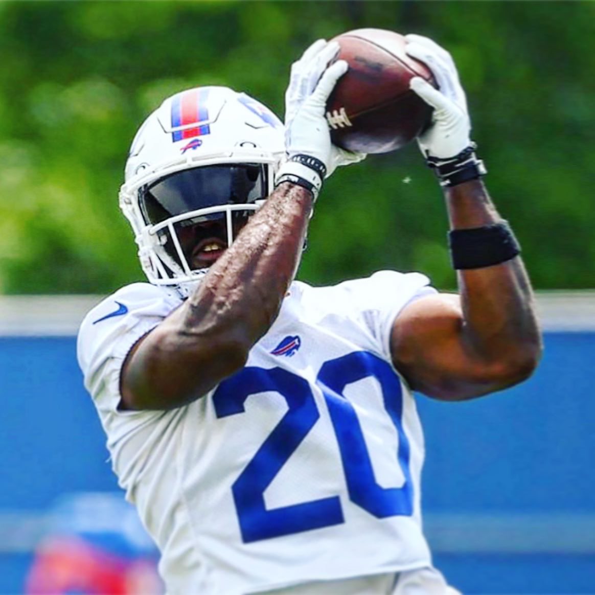 Playbooksports1's tweet photo. .@PresMoss2 x @BuffaloBills camp!
#playbooksportsco
#zackmoss #mossmode https://t.co/3bsT2AC8r3