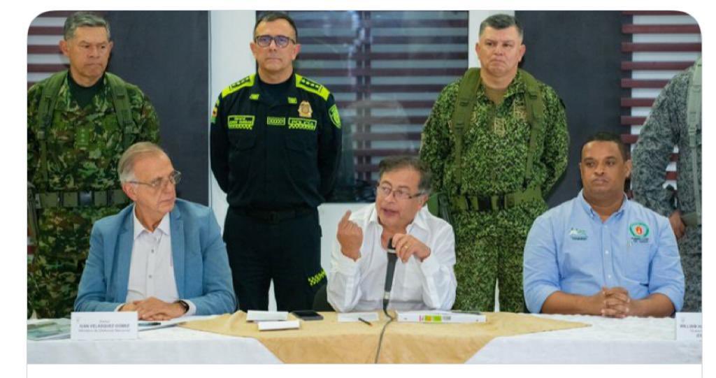 SorayaYanine77's tweet photo. Que alguien me explique esta foto. ¿Es cierto que no le pusieron sillas a la cúpula militar y dejaron parados de adorno a los Generales durante 16 minutos para la rueda de prensa? https://t.co/jds2dKMNAE