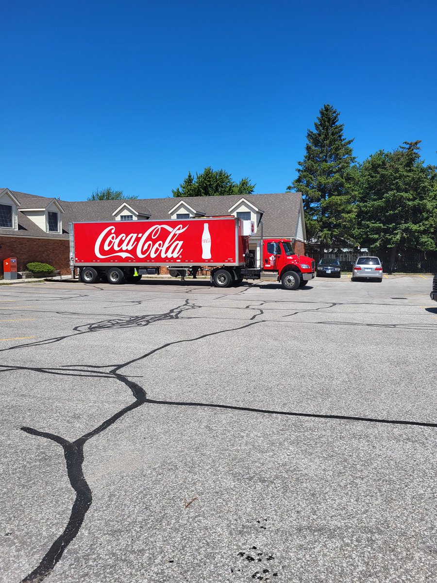 PCJsSarnia's tweet photo. Well as all us little businesses struggle the #BigBoys keep rolling over us. Only @PCJsSarnia we still support those who hurt business during lunch time. Please note only two cars in the entire parking lot. Hey @CocaCola Come on a little help here 😞 https://t.co/HXaE6dFZwH