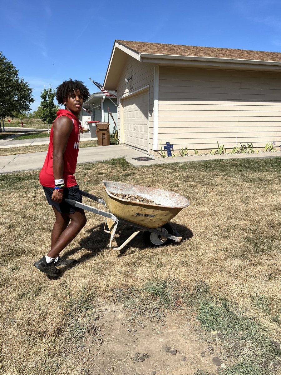 iammommahutch's tweet photo. Links 🏈 players helping me out this morning after practice! Appreciate it!!
❤️🖤⛓ #Linkspride https://t.co/G4TaF9Ikvu