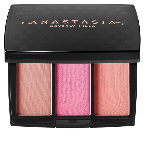 SenecaCreek's tweet photo. So good I had to share! Check out all the items I'm loving on @Poshmarkapp #poshmark #fashion #style #shopmycloset #anastasiabeverlyhills: https://t.co/QFEpyWsk97 https://t.co/U91J3TPNjJ