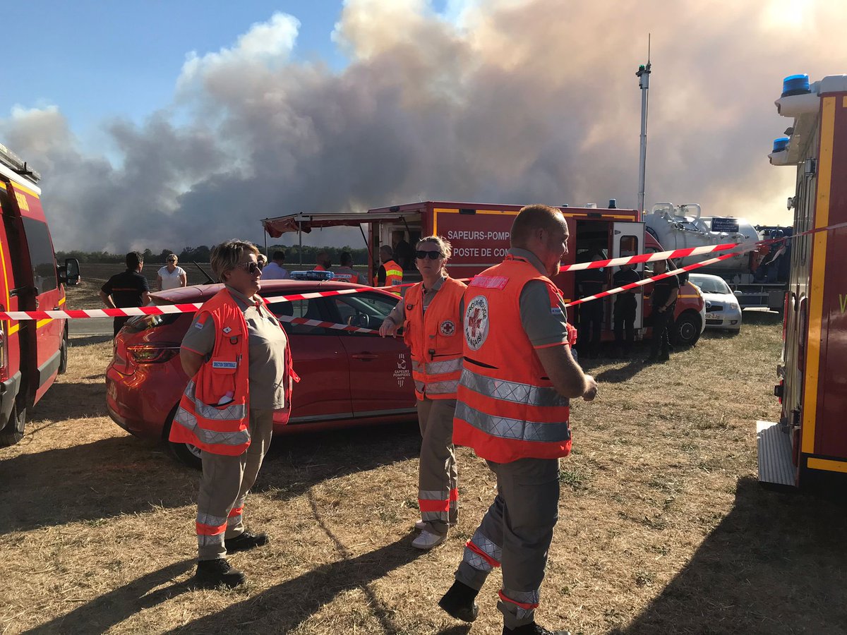 Un incendie s’est déclaré en bord de route à Écaquelon. 80 sapeurs-pompiers du <a href="/sdis27/">Sapeurs-pompiers de l'Eure / SDIS27</a> et du <a href="/Sdis76/">Sapeurs-pompiers 76</a> sont mobilisés avec l’aide d’agriculteurs, d’entreprises, d’agents de l’ONF et de la Croix Rouge. Une centaine d'hectares de chaume et de forêt ont pris feu.