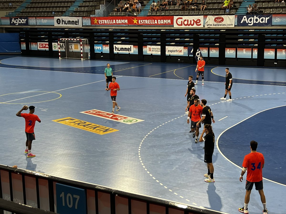 montse_barcelo's tweet photo. Alguns fa dos setmanes que ja treballen! M’encanta la nova equipació #OrangeDay #OrgullBMG #Pretemporada #Guanyat @Rama_Antonio @pgarci47 @BMGranollers @hummelspain https://t.co/sUbFBjzLA2