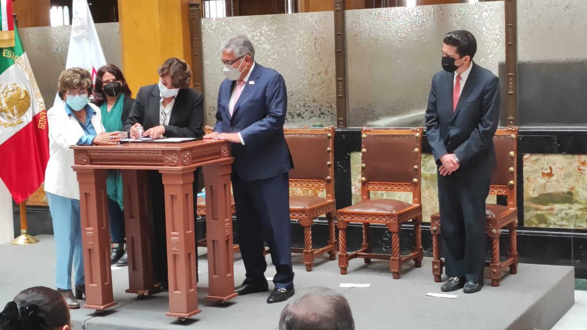 SEP_mx's tweet photo. Nuestra titular agradeció a @salas_cepeda secretario general del @SnteNacional y a Gabriela Pulido Llano, directora general de @memoriademexico, la contribución que se tiene en el Sistema Educativo Nacional y la divulgación de la memoria histórica. https://t.co/JFNvxub3rU
