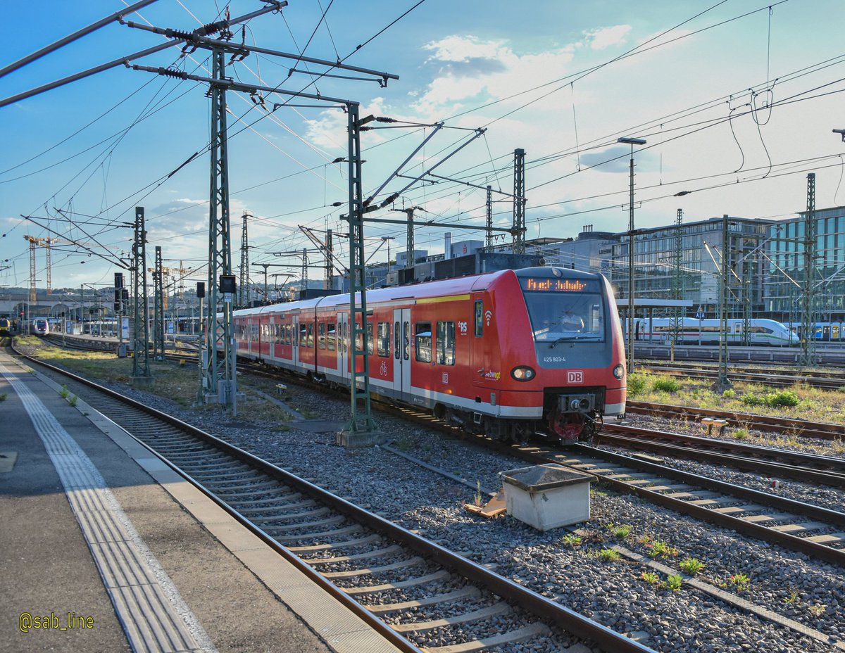 Patrick_Spotter's tweet photo. #Stuttgart Hbf,
Ein nicht alltäglicher #Triebwagen auf der RE 5 nach #Friedrichshafen Stadt über #Ulm Hbf hier bei seine 10 Minütige Verspätung bei der Ausfahrt aus dem Stuttgarter #Hauptbahnhof. Mein #Quitschi 😍
#bwegt #br425 #Bahn #Eisenbahn #DB https://t.co/BKV2jOnMKE