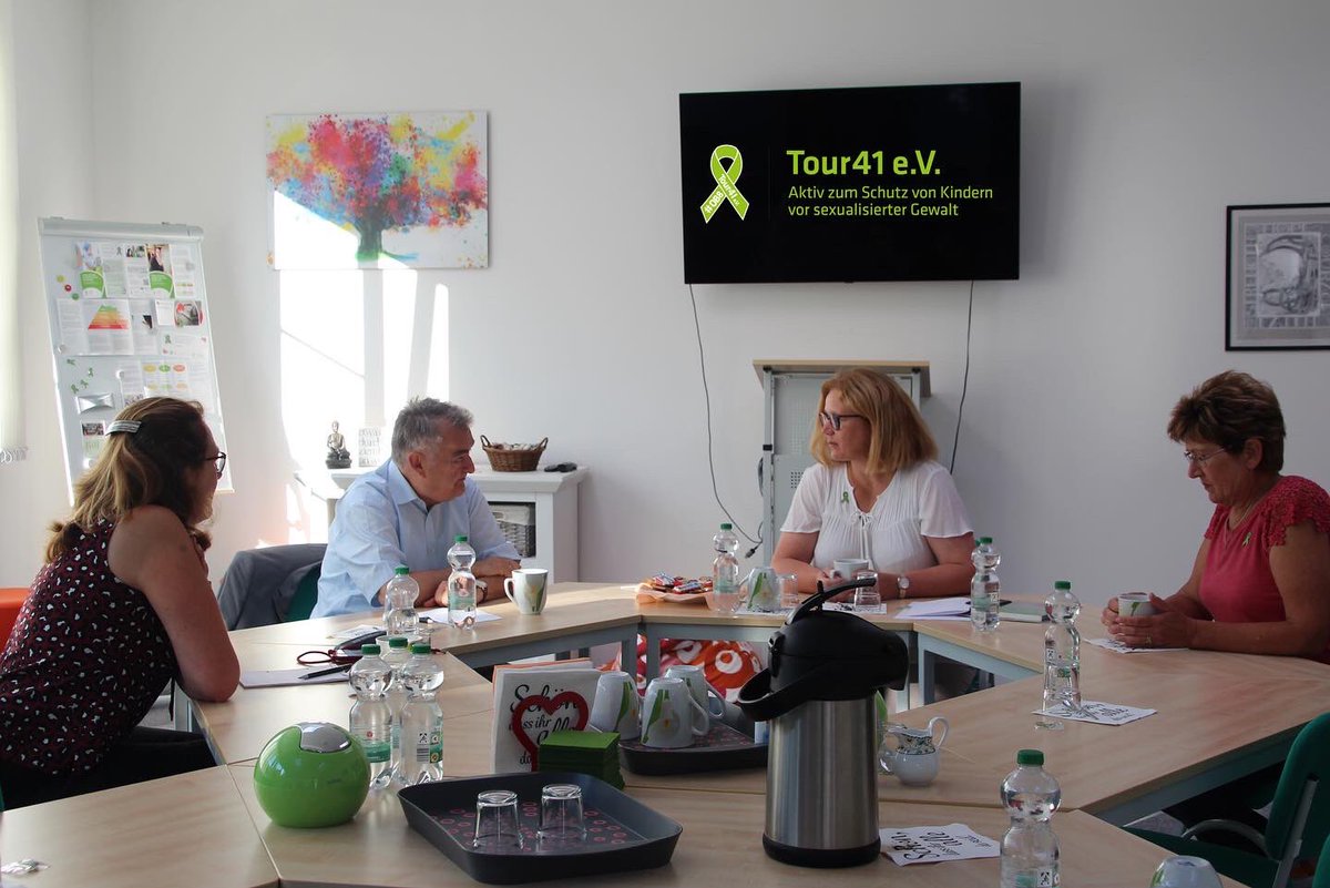 Tour41eV's tweet photo. Austausch mit NRW-Innenminister @hreul im Tour41-Domizil ✅ Ein toller Tag heute! Wir bleiben in Kontakt und berichten in den nächsten Wochen über geplante #präventionsexualisiertergewalt denn

#wissenschützt 💚

#sozialesprojekt #tour41 #sexualisiertegewalt #Prävention https://t.co/S2PE2cG52h