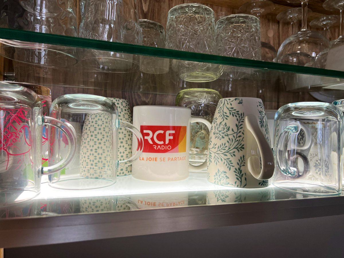 simonmarty's tweet image. Après deux ans chez @radiorcf à la présentation de la matinale nationale, je viens de faire mon dernier jour de travail dans cette belle maison. Il est temps de ranger le mug à café, en attendant le prochain @FIDELITE44 !