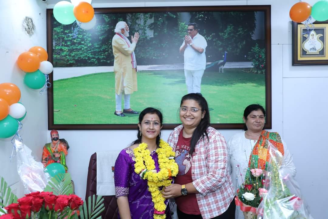MLASangitaPatil's tweet photo. આજરોજ મારા જન્મદિન નિમિત્તે મારા જનસંપર્ક કાર્યાલય ખાતે શુભેચ્છકો સાથે મુલાકાત કરી. 

સૌ શુભેચ્છકોનો તેમની શુભેચ્છા બદલ હૃદયથી ખૂબ ખૂબ આભાર.
(1/4) https://t.co/02n98rkwqq