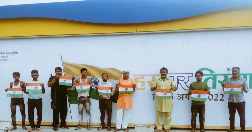 BPChandauli's tweet photo. आज हमने आने वाले 75th स्वतंत्रता दिवस  पर @BPChandauli के अपने प्रिय ग्राहकों को तिरंगा वितरीत किया एवम स्वत्रंता दिवस की अग्रिम बधाई और शुभकामनाएं दी ।
@bpclvaranasi https://t.co/SsuiN3n7xd