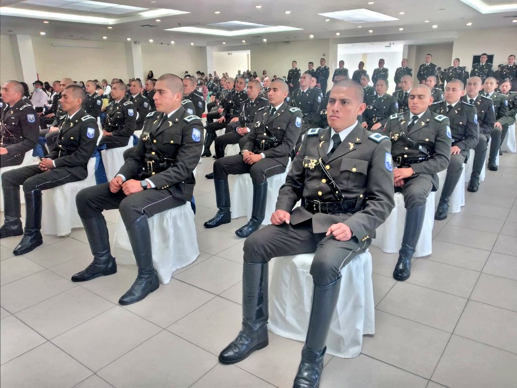 PoliciaEcuador's tweet photo. CULMINÓ CON ÉXITO
El "Vigésimo Primer Curso Nacional y Tercero Internacional de Operaciones Tácticas Motorizadas y Patrullaje Motorizado Antidelincuencial", en #UIO. Participaron 41 servidores de @PoliciaEcuador y 3 policías de #Brasil.
Preside #CrnlWilsonPavón #CmdtDMQ. https://t.co/n2z26hBub0