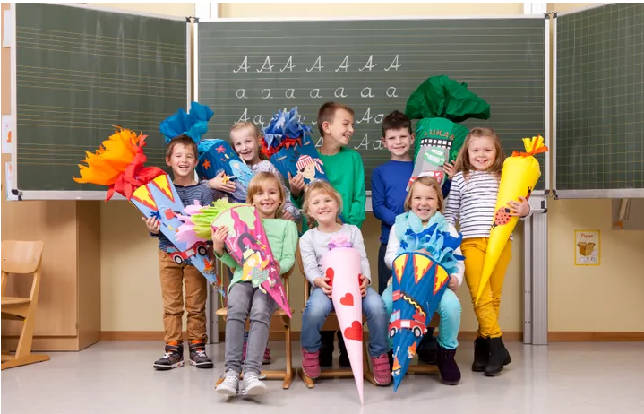 globalschoolnet's tweet photo. Back-to-school season in the U.S. involves a number of fun rituals. On the first day of school in Germany, however, children mark the transition to school by carrying large paper cones on their first day of classes.
https://t.co/9OmpnThe66 https://t.co/wc4mntV8I0