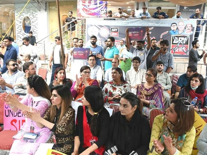 javerias's tweet photo. Current government of @pmln_org and @MediaCellPPP has cancelled the license of @ARYNEWSOFFICIAL today. 
Ary is the most popular channel of #Pakistan. 
Journalists and general public are protesting countrywide, and raising voice to #RestoreAryNews. https://t.co/vSzvsIMPTy